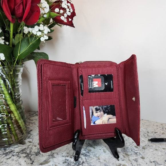 Women MUNDI Red Patent Faux Leather Alligator Zipper Flap Clutch Wallet - Picture 3 of 11